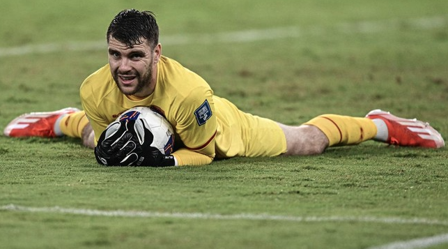 Kiper Timnas Indonesia Maarten Paes Resmi Berkostum Ajax Sampai 2029